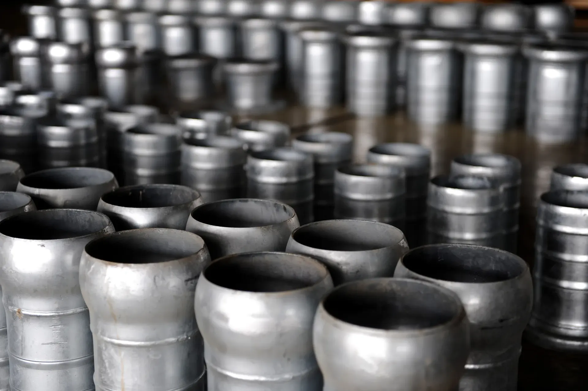 Sıralar hâlinde dizilmiş metal boru bağlantı parçaları